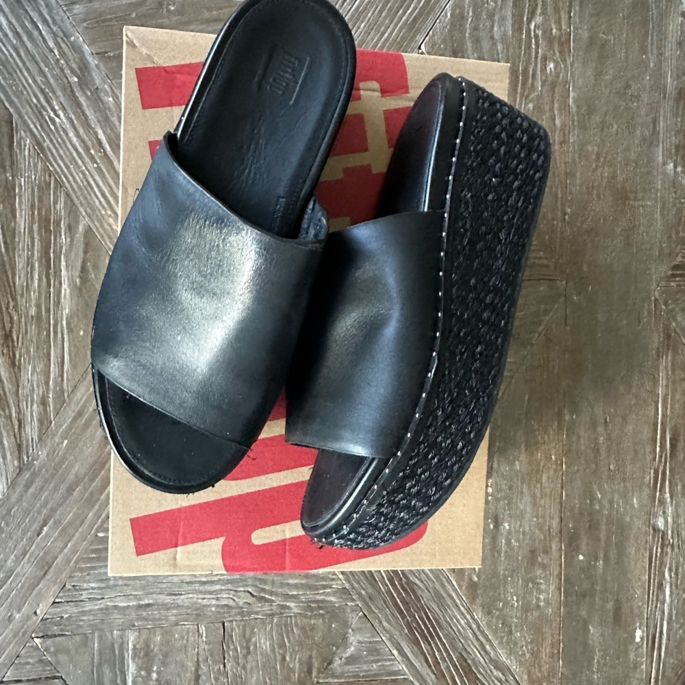 FitFlip Wedge Rattan Sandals